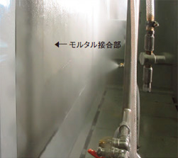 試験装置内／噴水状況（左側が試験体）