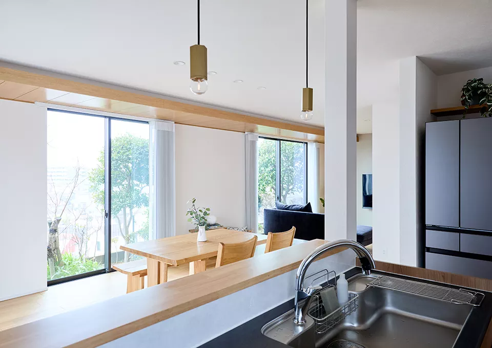 電気を消しても、明るいリビングダイニングに