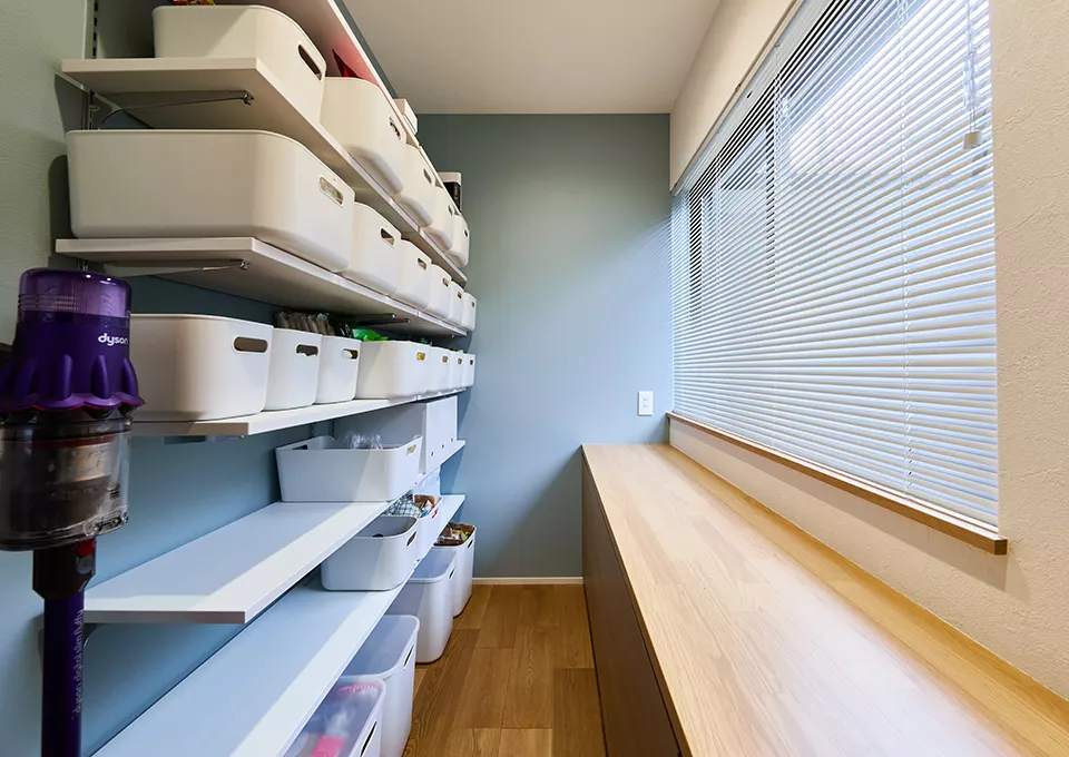 5人分のストックを収納できる大容量パントリー。リビングからは見えない位置なので掃除機も隠して収納できる