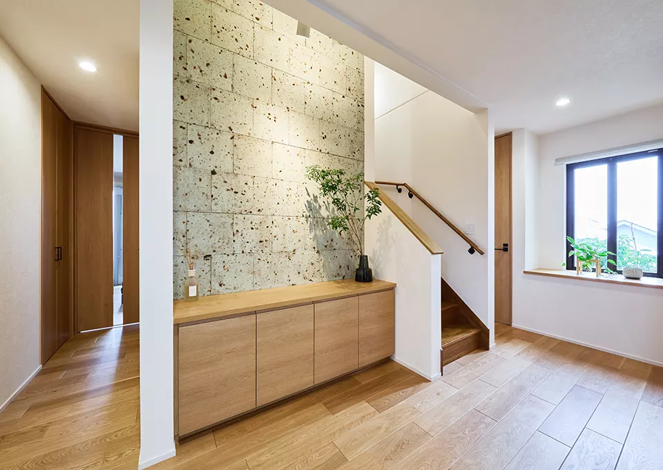 思い入れのある大谷石を玄関の主役に