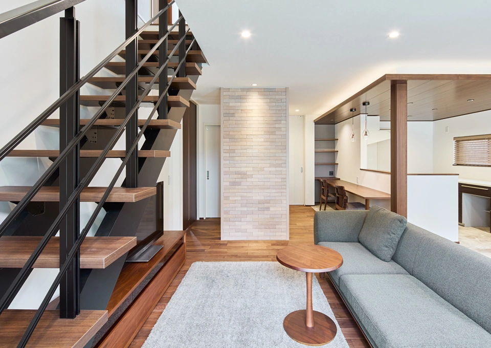 トイレの目隠しも兼ねたおしゃれな間仕切を、ウッドタイルで叶える