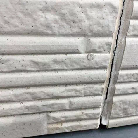 コーキングのヒビ