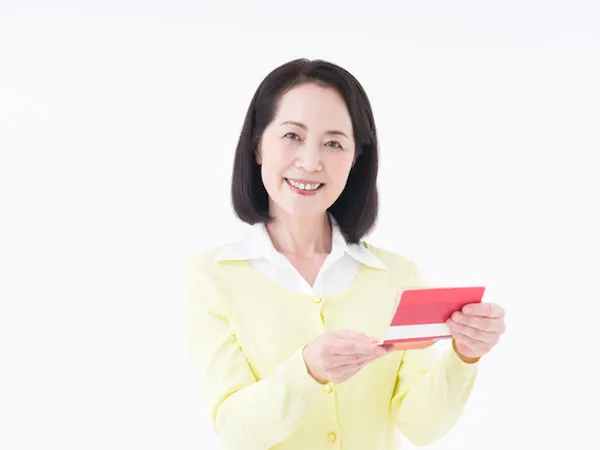 子育てが落ち着いた50代は、人生の中でも特にお金を貯めやすい時期です。この時期に老後に備えた資産運用を始めてみませんか。この記事では資産運用を始める時に初心者が考えるべきことや、3つのリスク・リターン別の運用方法を紹介します。