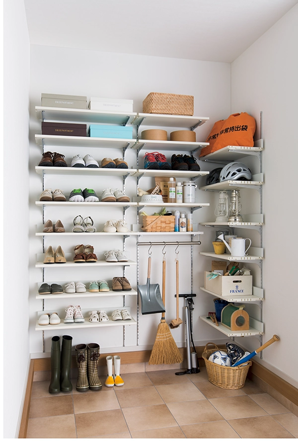 置き場の少ない玄関スペースに最適な棚収納