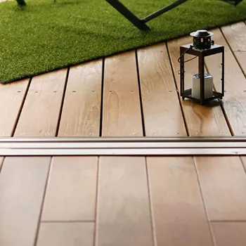 リビング床とデッキ