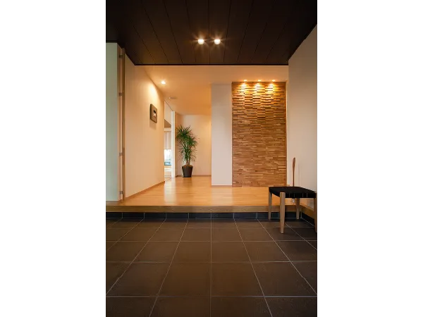 玄関ホールの壁にアクセントをつけて、空間に華やかな表情をつくりだす