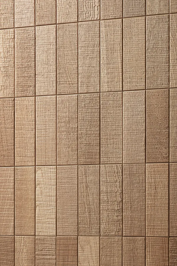 挽板を削り込みスクラッチ仕上げに。無塗装感を残したオイル仕上げが特徴で、オーク特有の濃淡が味わい豊かな製品です。