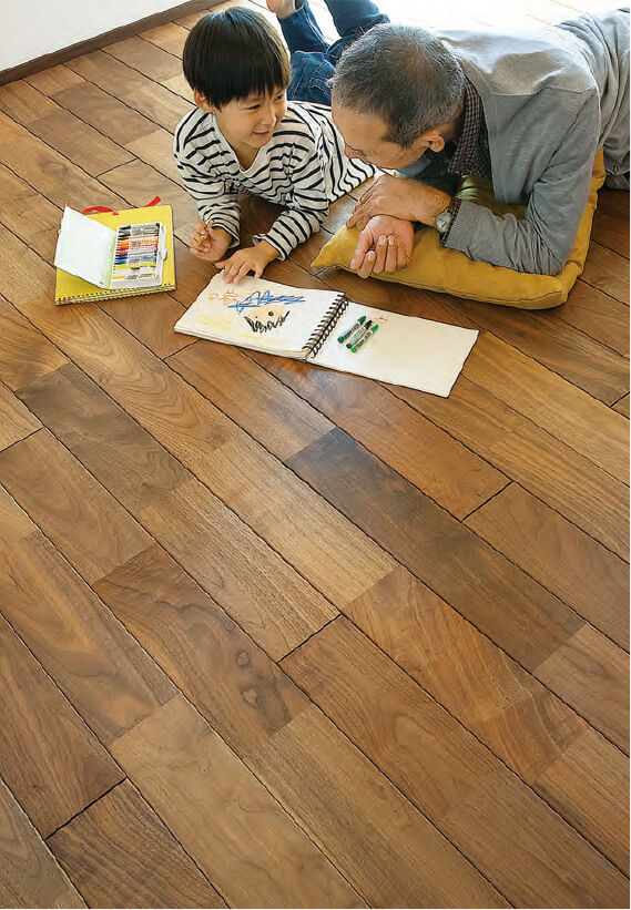 木の床でくつろぐ様子