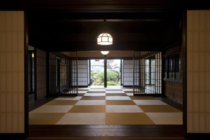 丸窓のある古木調の家｜築150年の古民家を美しく再生リフォーム